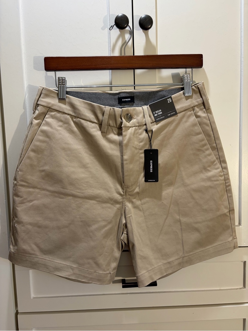 NWT Express Men’s 6” Inseam Mid-Thigh Beige Chino Short Size 29